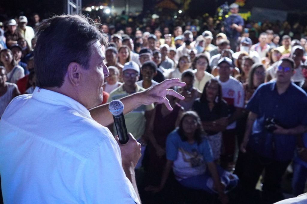 Marconi dá ordem de serviço de praça em distrito