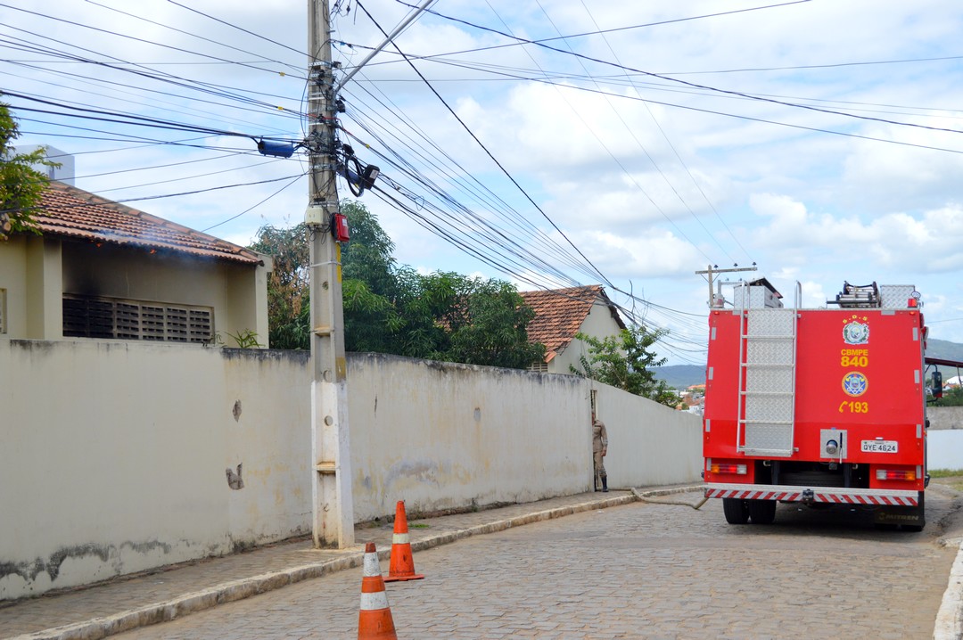 Correria, fogo e ameaça de explosão em escola de ST