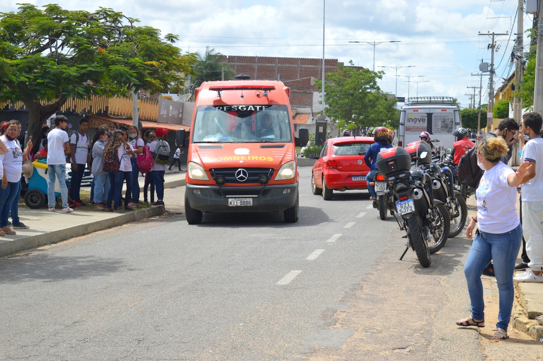 Correria, fogo e ameaça de explosão em escola de ST