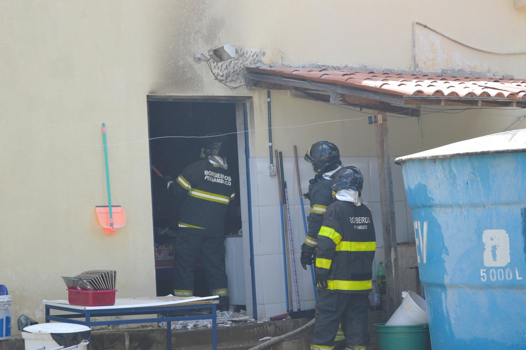 Correria, fogo e ameaça de explosão em escola de ST