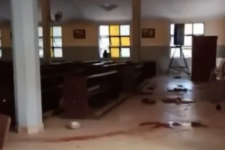 Homens armados matam 50 fiéis em igreja