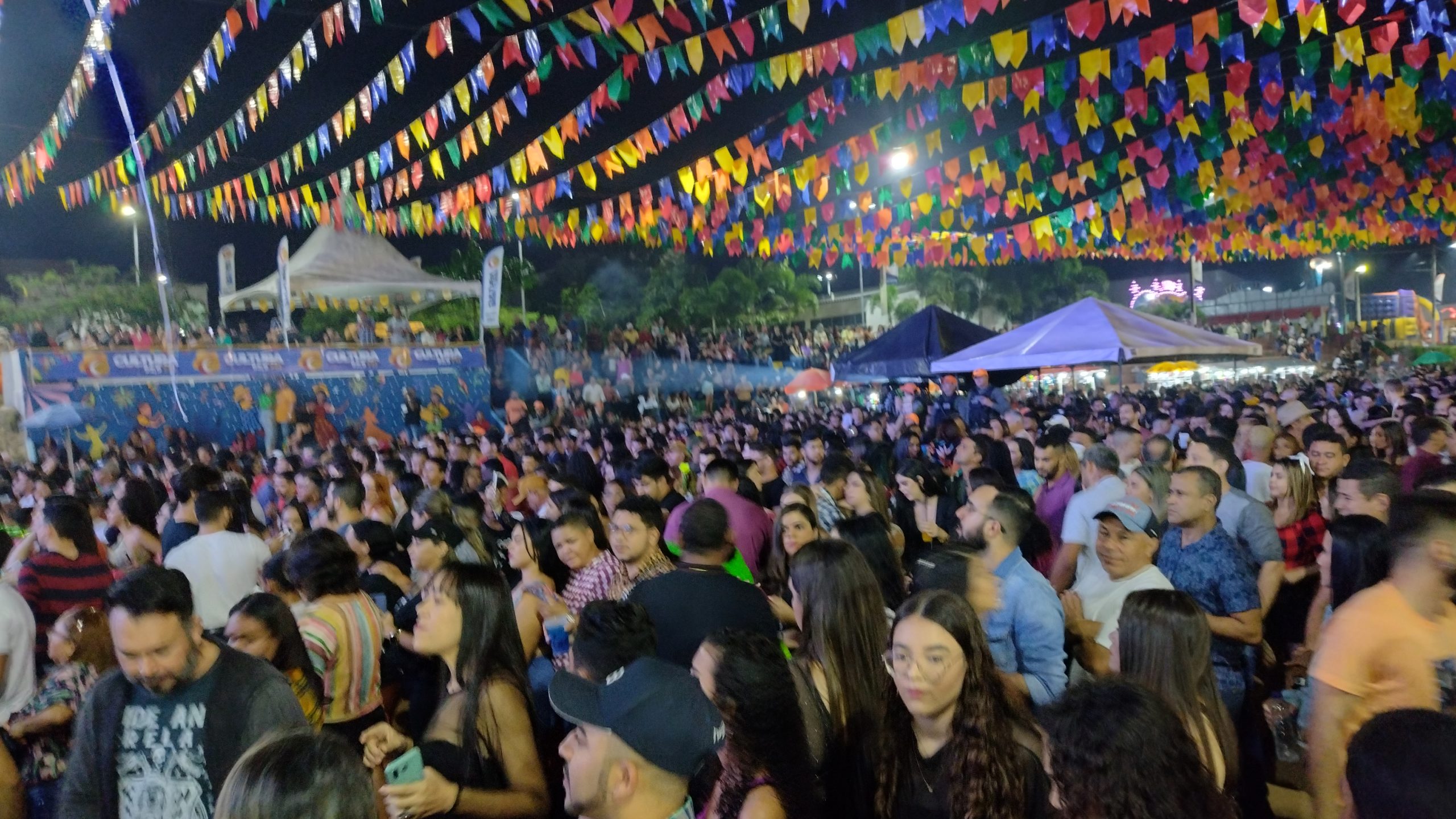 Primeira noite de shows no São João de ST agita Estação do Forró