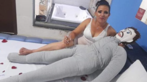 ‘Dizem que sou louca’, relata mulher que casou com boneco de pano e ‘deu à luz’ um bonequinho