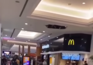 Chuvas causam desabamento em shopping