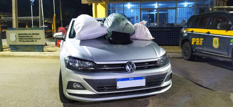 Dupla com erva e carro roubado presa em ST