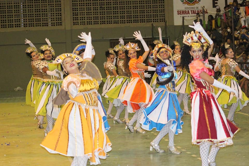 Quadrilhas dão show em concurso em ST