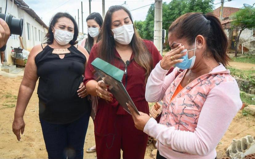 Entrega de 45 escrituras públicas em ST é marcada por emoção