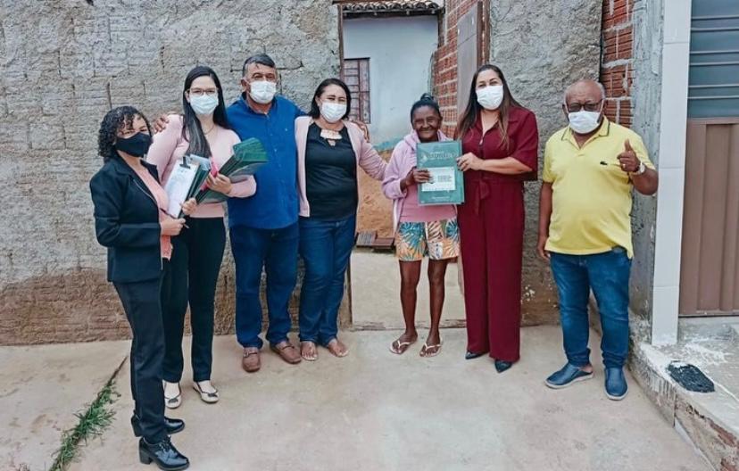 Entrega de 45 escrituras públicas em ST é marcada por emoção