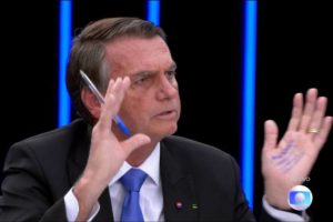 Bolsonaro escreve 'cola' na mão para dar entrevista ao Jornal Nacional