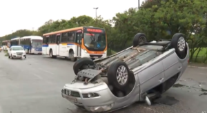Motorista colide com trator e capota carro em Olinda 1 Motorista colide com trator e capota carro em Olinda