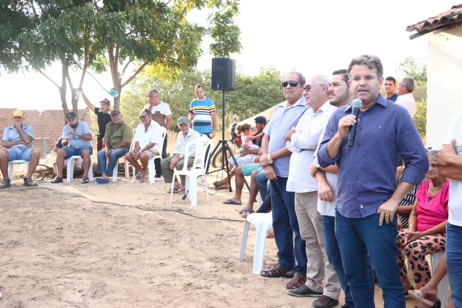 Prefeito Sandrinho inaugura abastecimento