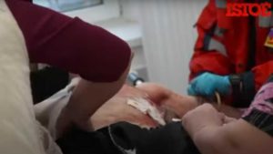 Rotina arriscada de jovem médico durante combates em Mariupol