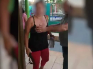 Mãe de aluno agride diretora de escola com chineladas no rosto