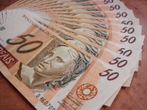 Bancos oferecerem consignado aos beneficiários do Auxílio Brasil