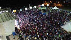Público comparece e lota pátio de eventos em Flores