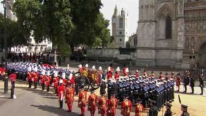 Reino Unido se despede da rainha Elizabeth II; caixão segue para Windsor