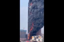 Incêndio arrasa arranha-céu de 218 metros em Changsha, cidade da China