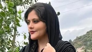 Iranianas arrancam véu e fazem greve em protesto à morte de mulher