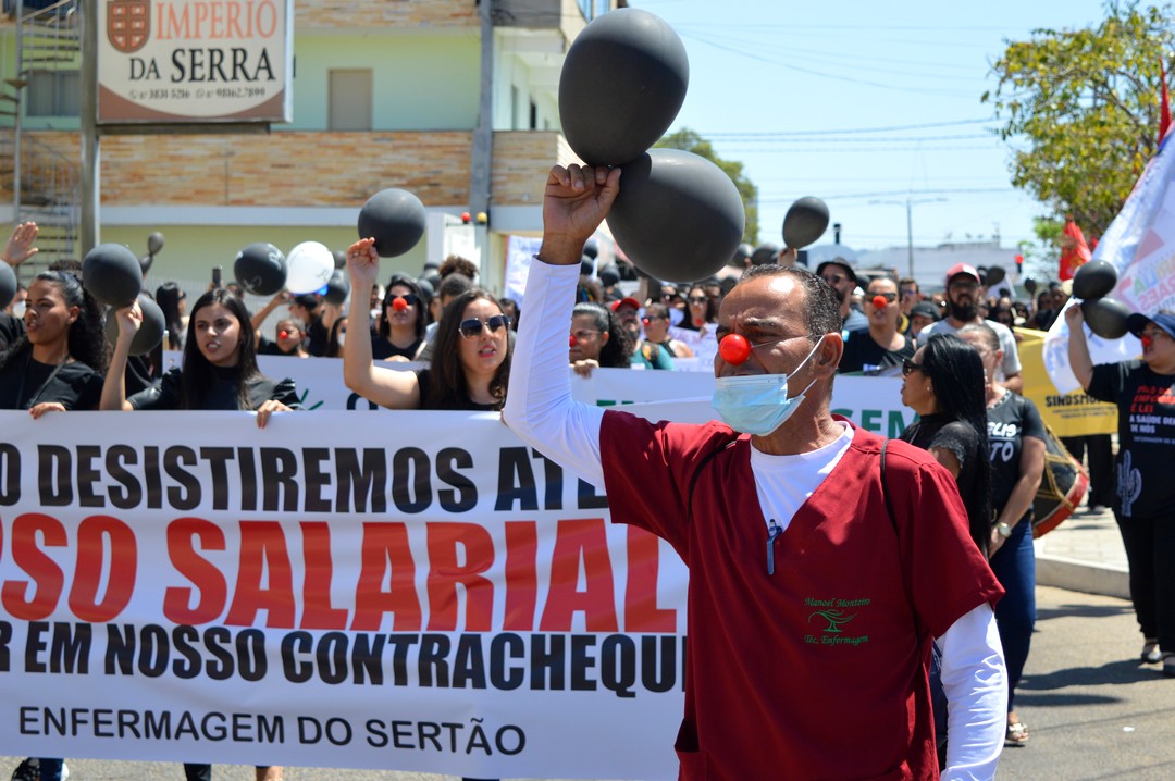 Pelo piso da categoria, enfermeiros tomaram as ruas de ST