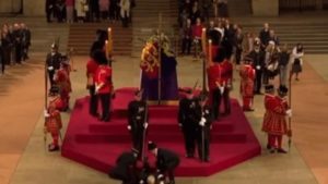 Vídeo: membro da Guarda Real desmaia durante o velório de Elizabeth II