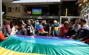 Casal promove 'beijaço' na porta de bar dias após caso de homofobia