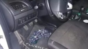 Homem é flagrado sem cueca com enteada de 11 anos dentro de carro