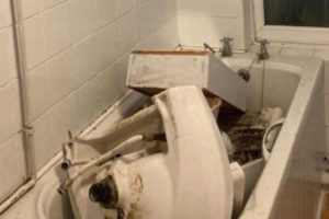 Proprietário destrói banheiro de casa após inquilino não pagar aluguel
