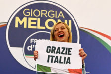 Com Giorgia Meloni e imagem de Mussolini, extrema-direita triunfa