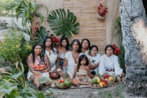 Conheça Kaê Guajajara: cantora lança o primeiro álbum visual indígena