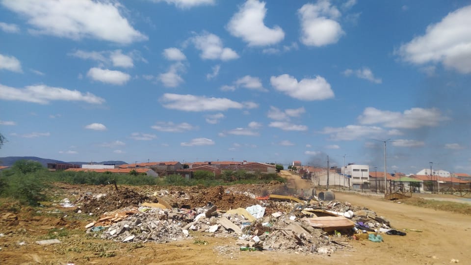 Lixo e entulhos tomam a Praça dos Ipês em Serra Talhada