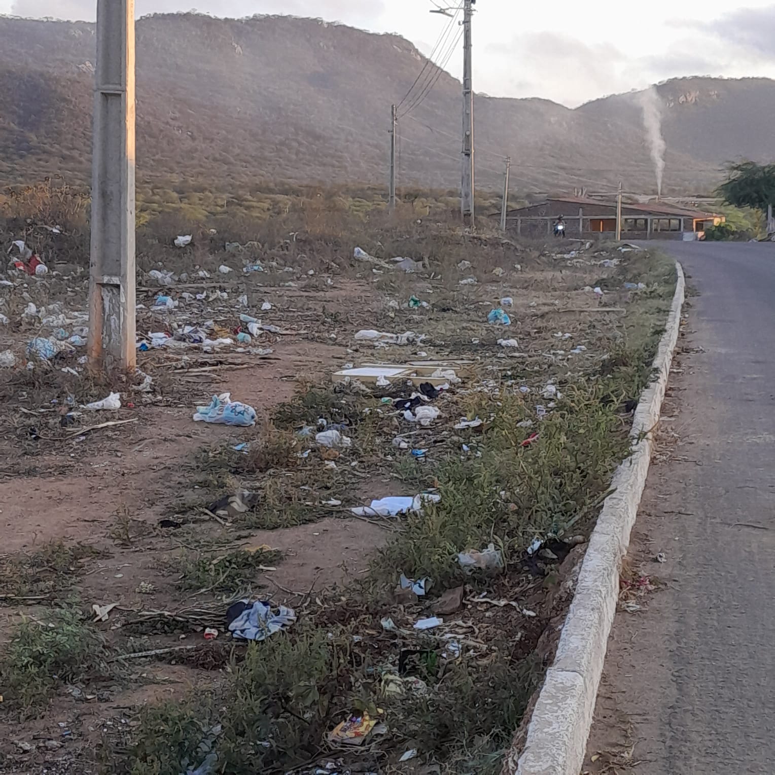 Vândalos deixam rastros de destruição e lixo em ST