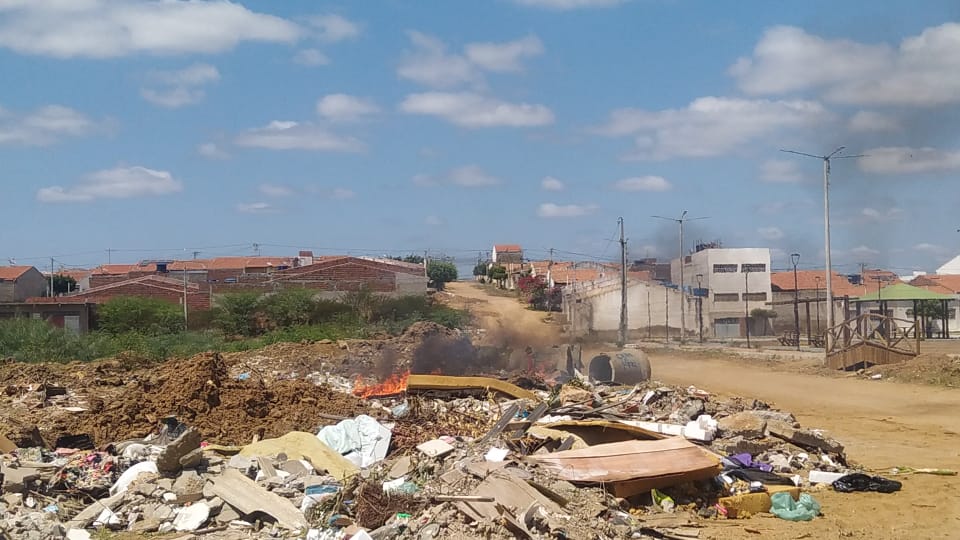 Lixo e entulhos tomam a Praça dos Ipês em Serra Talhada