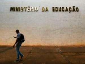 Bolsonaro propõe corte de 97% no recurso de infraestrutura de escolas