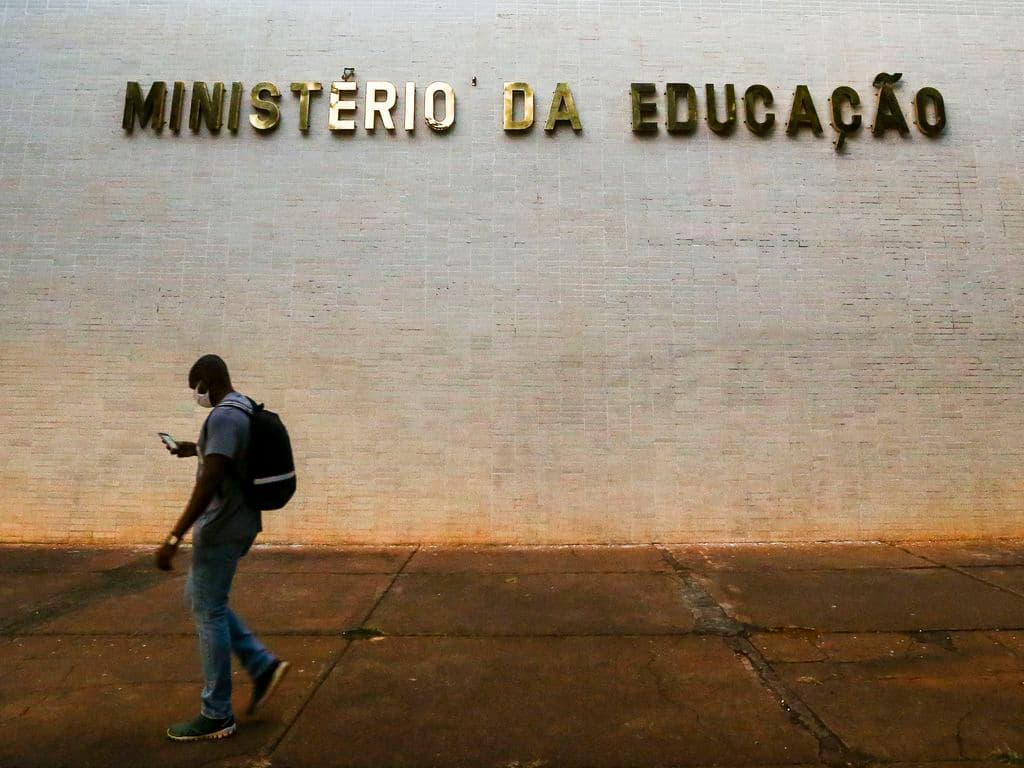 Governo Bolsonaro congela R$ 366 mi e zera caixa de universidades e IFs