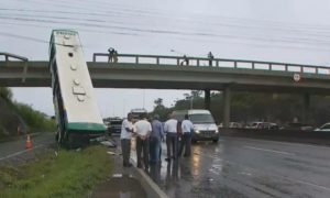VÍDEO: Ônibus despenca de viaduto na BR-324, em Salvador