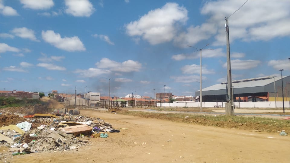 Lixo e entulhos tomam a Praça dos Ipês em Serra Talhada