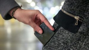 Homem tem celular furtado quando pregava em ST