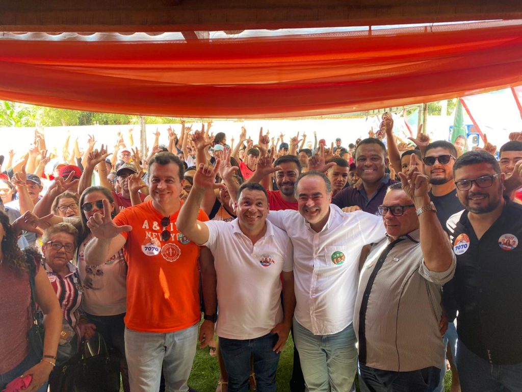 Waldemar Oliveira é recebido por apoiadores no Sertão Central