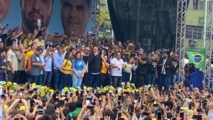 Em ato Bolsonaro chama Bolsa Família de 'esmola' e palco ia cedendo