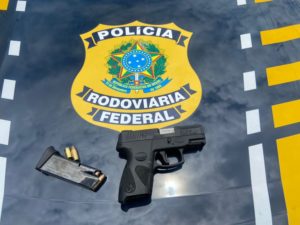 Pistola é apreendida dentro de carro de luxo no Sertão