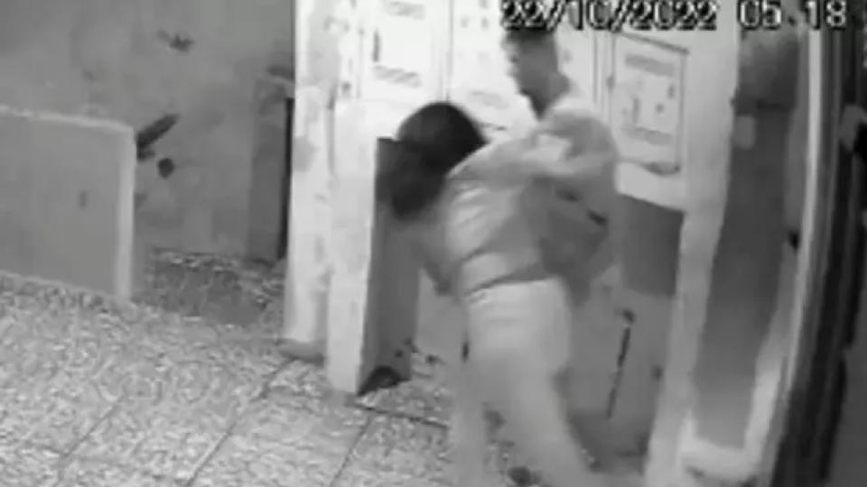 Homem é flagrado puxando mulher pelos cabelos antes de matá-la
