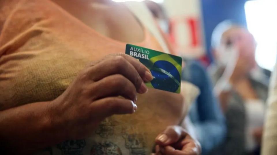 Recebeu o novo cartão do Auxílio Brasil com função débito? Saiba como  cadastrar a senha