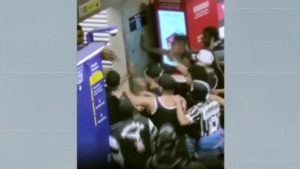 Corinthianos entram em confronto com seguranças no metrô