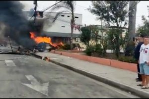 Avião cai dentro de cidade e deixa dois mortos e um ferido no Equador