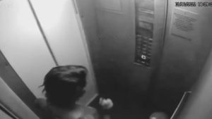 Mulher é flagrada jogando gato em elevador