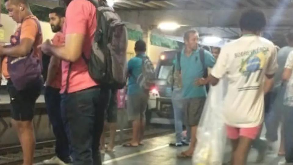 Homem ao atravessar trilho com bicicleta é atropelado