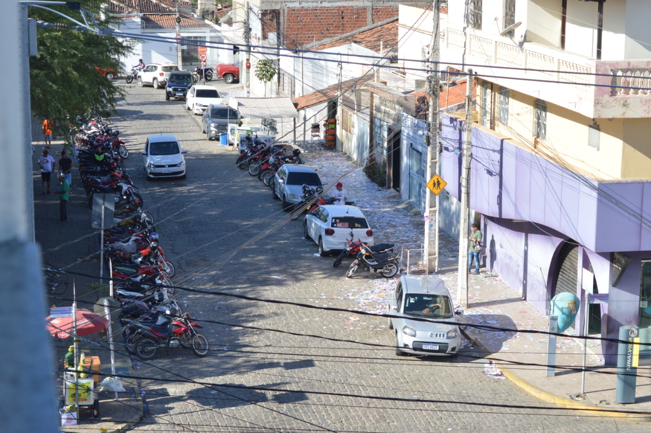 Colégios eleitorais ficam repletas de 'santinhos' em ST