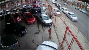 Homem se passa por cliente e furta carro de concessionária