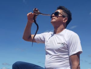 Rei das Serpentes é picado por Coral e hospitalizado em ST