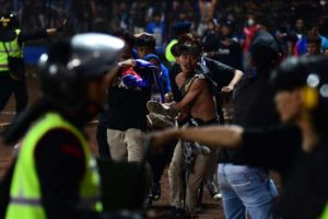 Tragédia em estádio de futebol na Indonésia tem ao menos 125 mortos